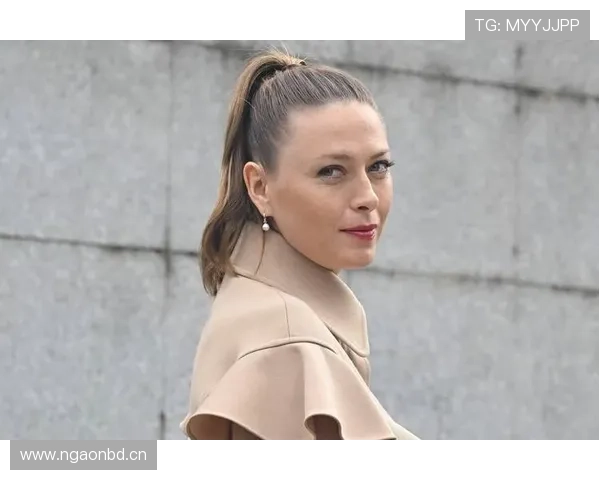 莎拉波娃连吃个甜点都像在拍电影，普通甜品店都不敢去的节奏？！