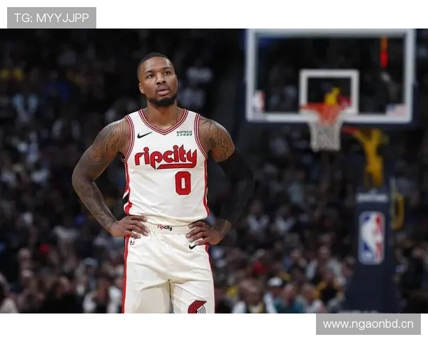 刚刷到达米安·利拉德遛狗照，那块表直接能开个车展