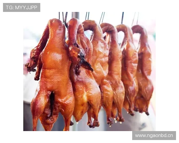 谌龙下馆子点菜像发号施令，隔壁桌没人看菜都在录他