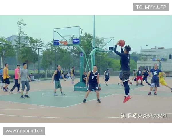 篮球规则：详细解读“进攻犯规”的定义、构成要素和判罚依据。